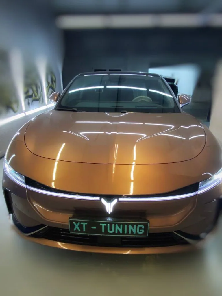 Автомобиль медного цвета с номером XT-TUNING, вид спереди